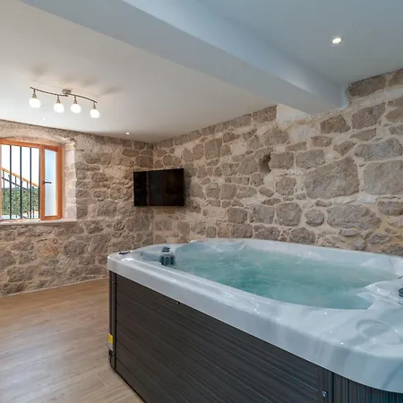 Βίλα Stone House Grgo With Heated Swimming Pool And Podorljak