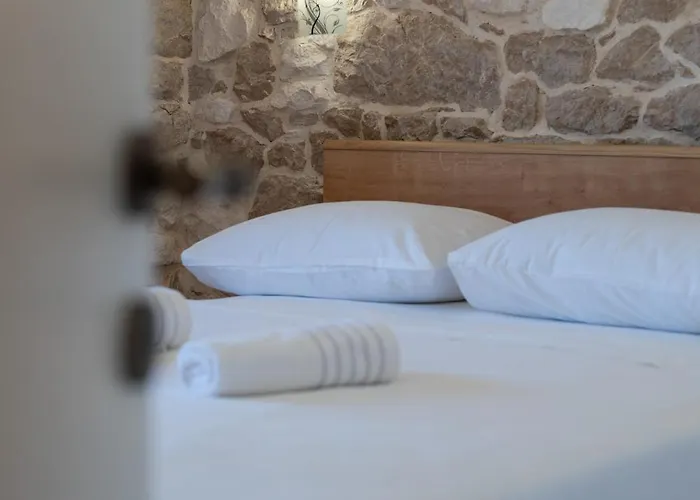 Stone House Grgo With Heated Swimming Pool And Villa *