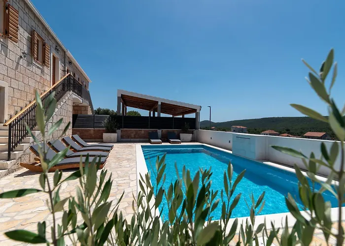 Stone House Grgo With Heated Swimming Pool And Villa